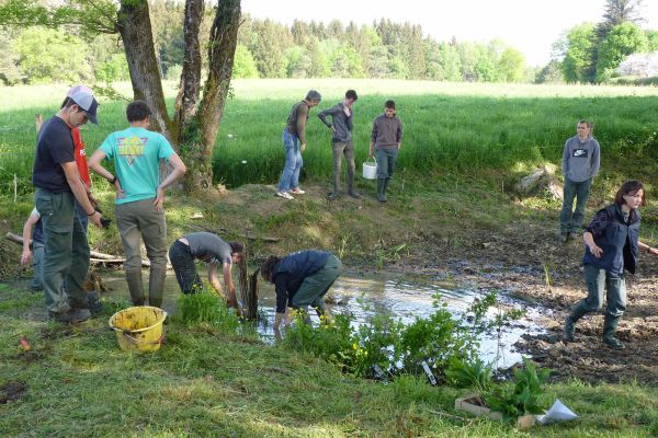Cr&eacute;ation de la mare p&eacute;dagogique du Marais du Cassan et de Prentegarde par des &eacute;l&egrave;ves.